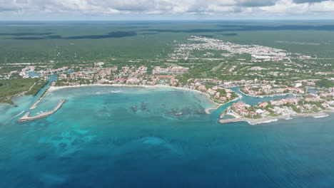 vista aérea de una ciudad costera, llena de arquitectura vibrante y playas prístinas rodeadas por el majestuoso mar de méxico