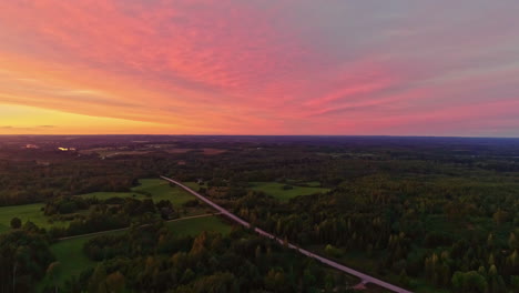 Pintoresco-Panorama-De-Drones-Sobre-El-Paisaje-Verde-Del-Bosque-Durante-El-Colorido-Cielo-De-La-Puesta-De-Sol