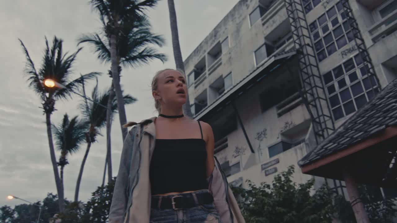 mujer caminando por una ciudad