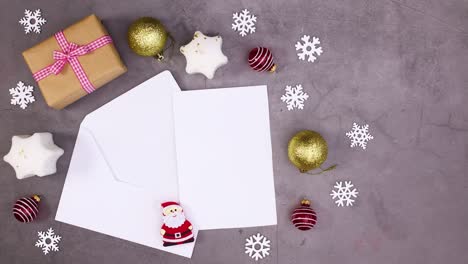 regalo de navidad, velas y adornos se mueven alrededor del papel en el sobre para el texto. detener el movimiento
