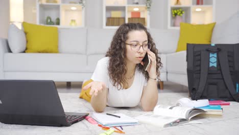 estudiante hablando de la lección por teléfono.