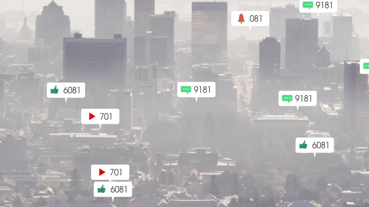 여러 소셜 미디어 아이콘의 애니메이션이 도시 풍경의 공중 전망에 대해 떠다니고 있습니다.