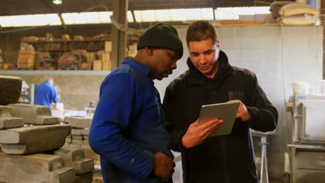 animación del procesamiento de datos en diversos trabajadores masculinos que utilizan tabletas