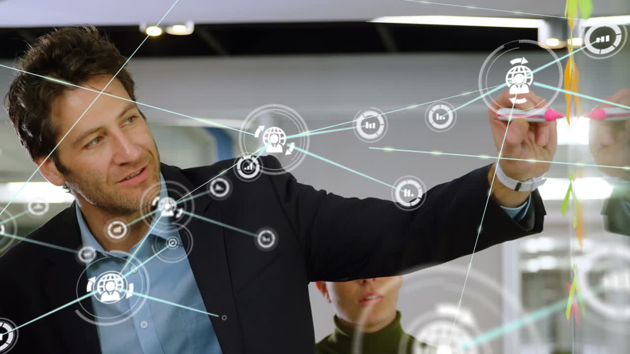 iconas de aplicación sobre empresario caucásico escribiendo en la pizarra mientras da una presentación