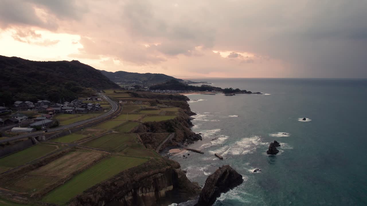 paisaje de acantilado de la playa al atardecer en kyotango kyoto pueblo de viaje marítimo japón cielo rosa en destino de viaje