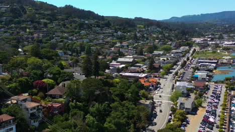 Aerial-tracking-shot-of-the-Sausalito-town-and-the-marina,-in-California,-USA