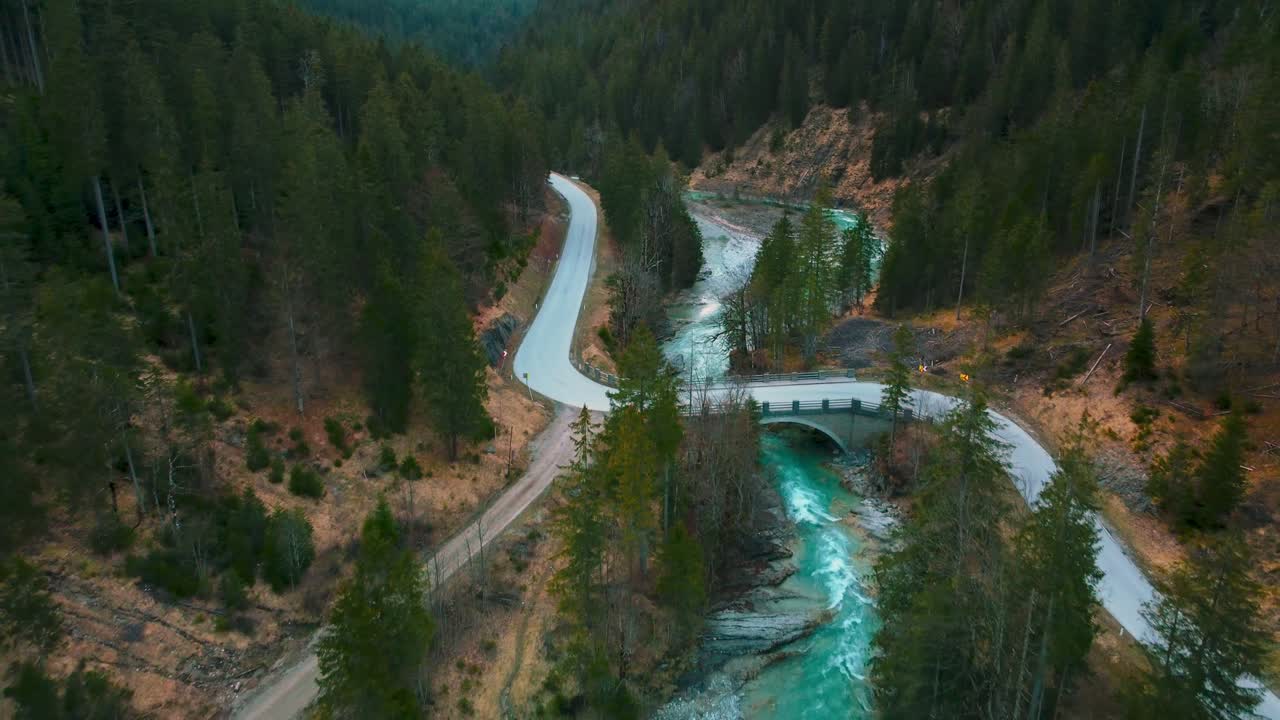 alpes río de montaña cinemagraph aéreo bucle de video sin problemas de una pintoresca e idílica cascada de cañón con agua azul natural fresca en los alpes austriacos de baviera, que fluye a lo largo de los árboles del bosque del cañón. 4k uhd. rissach tirol austria engtal ahornboden