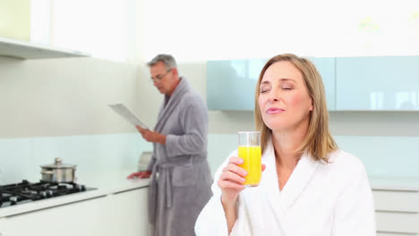 una pareja madura y sonriente en el desayuno.