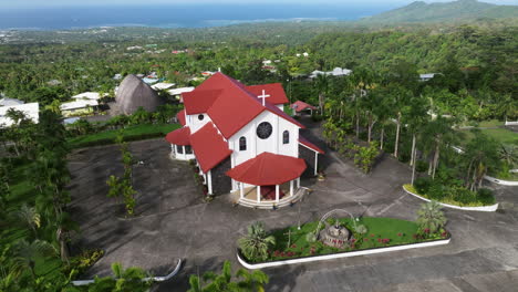 Flug-Zur-Katholischen-Kirche-Des-Landes-Samoa-Mit-Der-Insel-Upolu-Im-Hintergrund