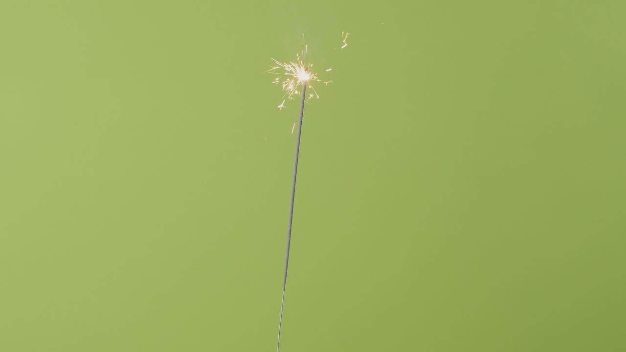 크로마 그린스크린 앞에 스파클러 조명 켜기