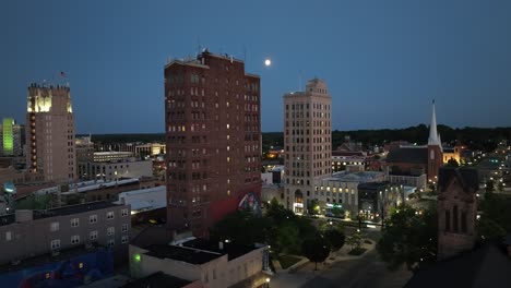 Jackson,-Michigan-Downtown-Bei-Nacht-Mit-Drohnenvideo,-Das-Sich-Aus-Nächster-Nähe-Von-Rechts-Nach-Links-Bewegt