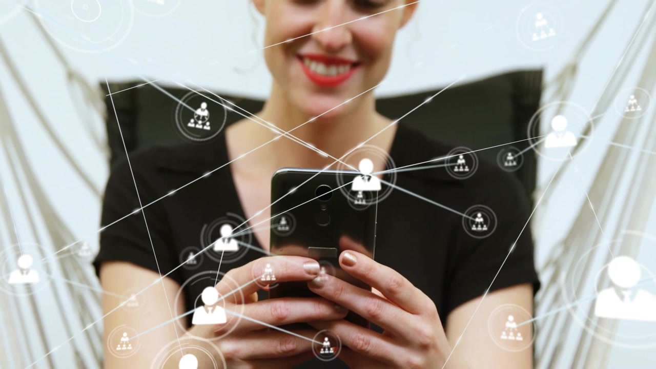 Mujer sosteniendo un smartphone en una hamaca, mostrando tecnología, con iconos de red flotando por la pantalla.
