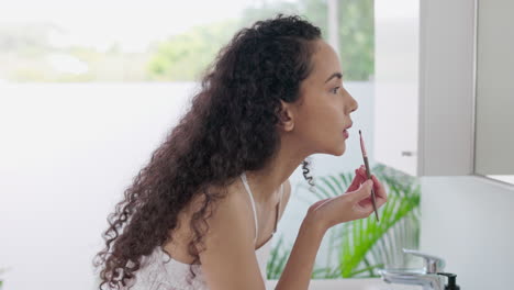 mujer, mañana y lápiz labial con cosméticos