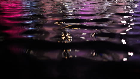 superficie de agua de colores