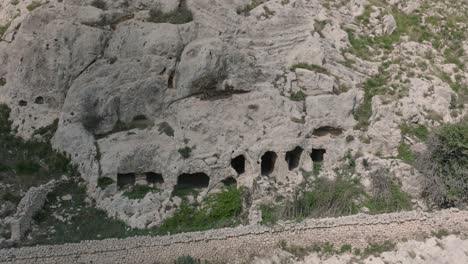 Luftaufnahme-Der-Ruinen-Einer-Antiken-Byzantinischen-Höhlenkirche-In-Sizilien,-Süditalien,-Die-Langsam-Nach-Unten-Schwenkt