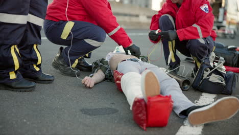 Emergencia,-Ambulancia-Y-Personas-En-La-Carretera