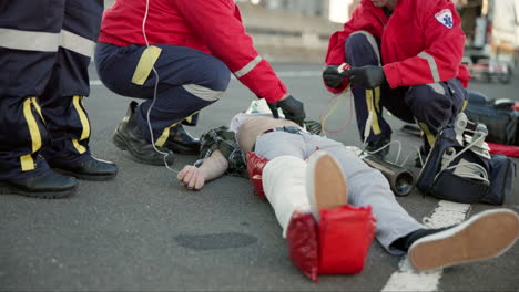 emergencia, ambulancia y personas en la carretera