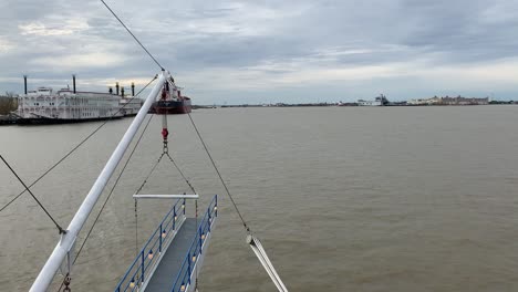 paseo en bote a lo largo del río mississippi en nueva orleans