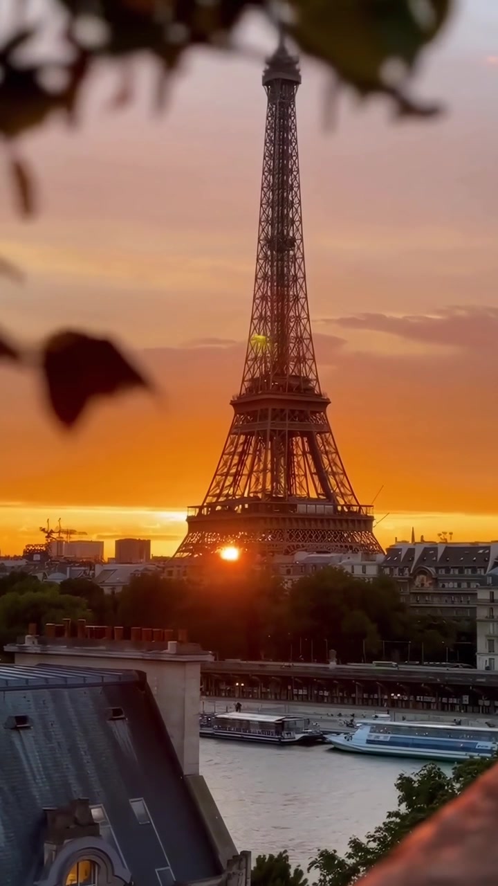 La Torre Eiffel al tramonto a Parigi