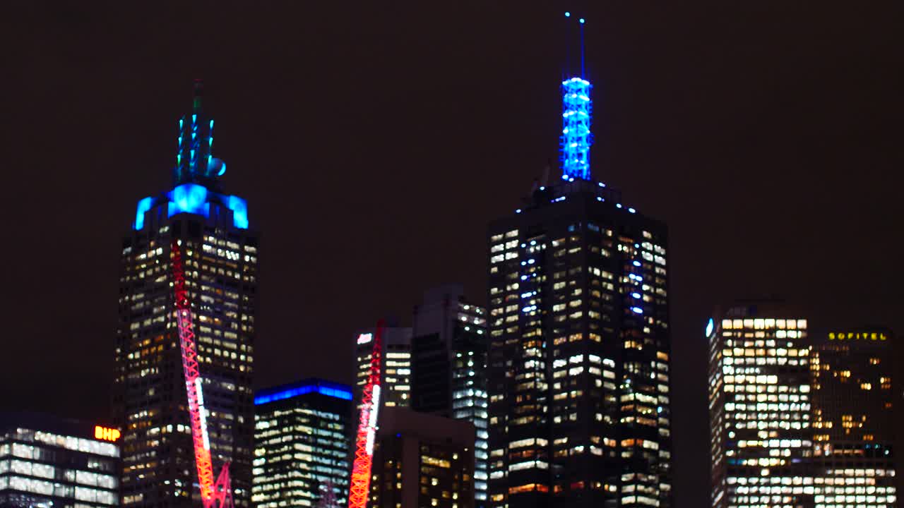 vista del horizonte de melbourne cbd en la noche desde la orilla sur, yarra riverside nighttime, melbourne