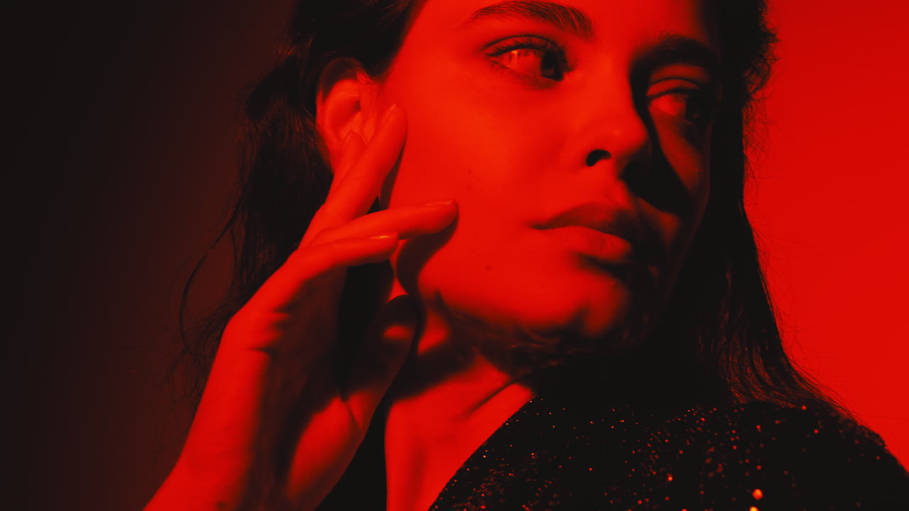 Ritratto di donna con luce rossa