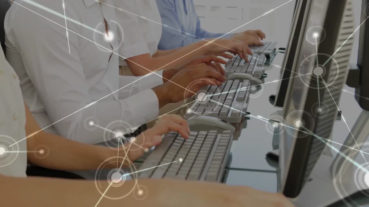 animación de la red de conexiones entre diversos empresarios que utilizan computadoras en la oficina