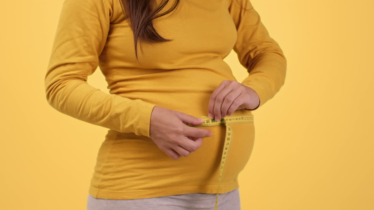 Misurare la pancia di una donna incinta