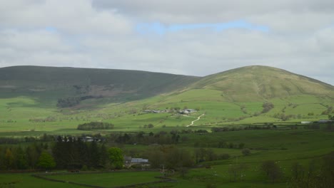 Sombras-De-Nubes-Moviéndose-Sobre-La-Campiña-Inglesa-Montañosa-En-Primavera-Con-Gestión-Activa-De-Tierras-De-Cultivo-Y-Ovejas-En-Primer-Plano