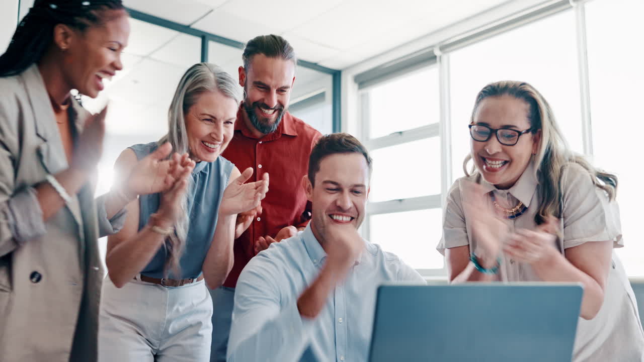 éxito, ganador y equipo de trabajo en la computadora portátil