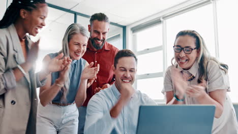 sucesso, vencedor e equipe de trabalho no laptop
