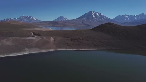 Lago-Miscanti-En-La-Reserva-Nacional-Los-Flamencos,-Volcanes-De-Chile-Al-Fondo,-Región-De-Antofagasta,-Bolivia