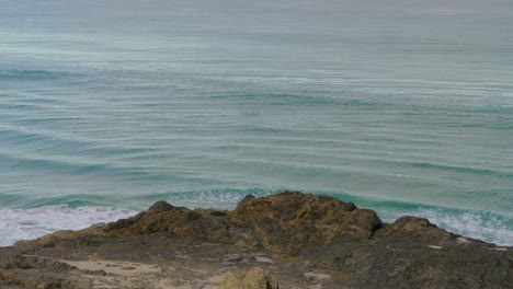 Schwimmen-In-Den-Wellen-Von-Currumbin-Beach---Queensland,-Australien