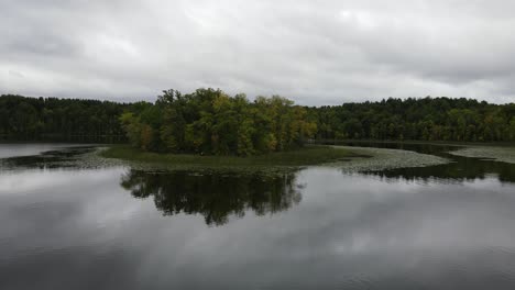 Luftaufnahme-Des-Sees-Im-Norden-Von-Minnesota-An-Einem-Bewölkten-Tag