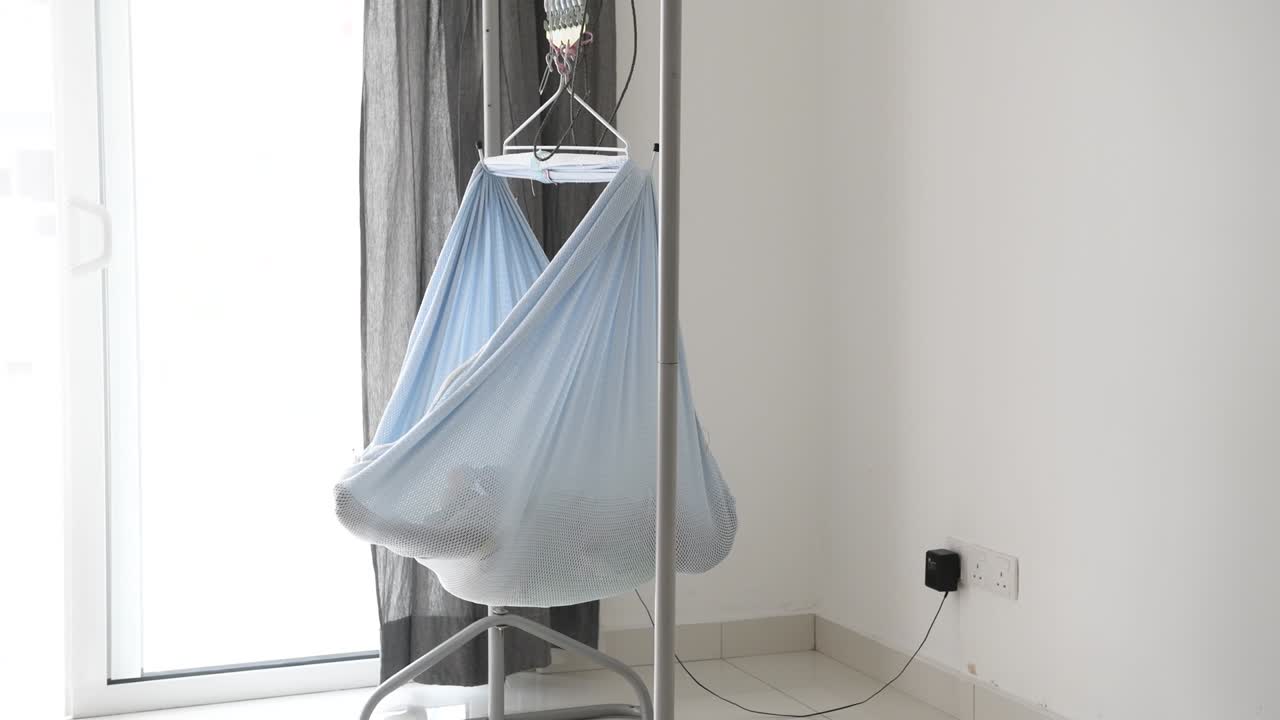 전자 요람에서 잠을 자는 아기