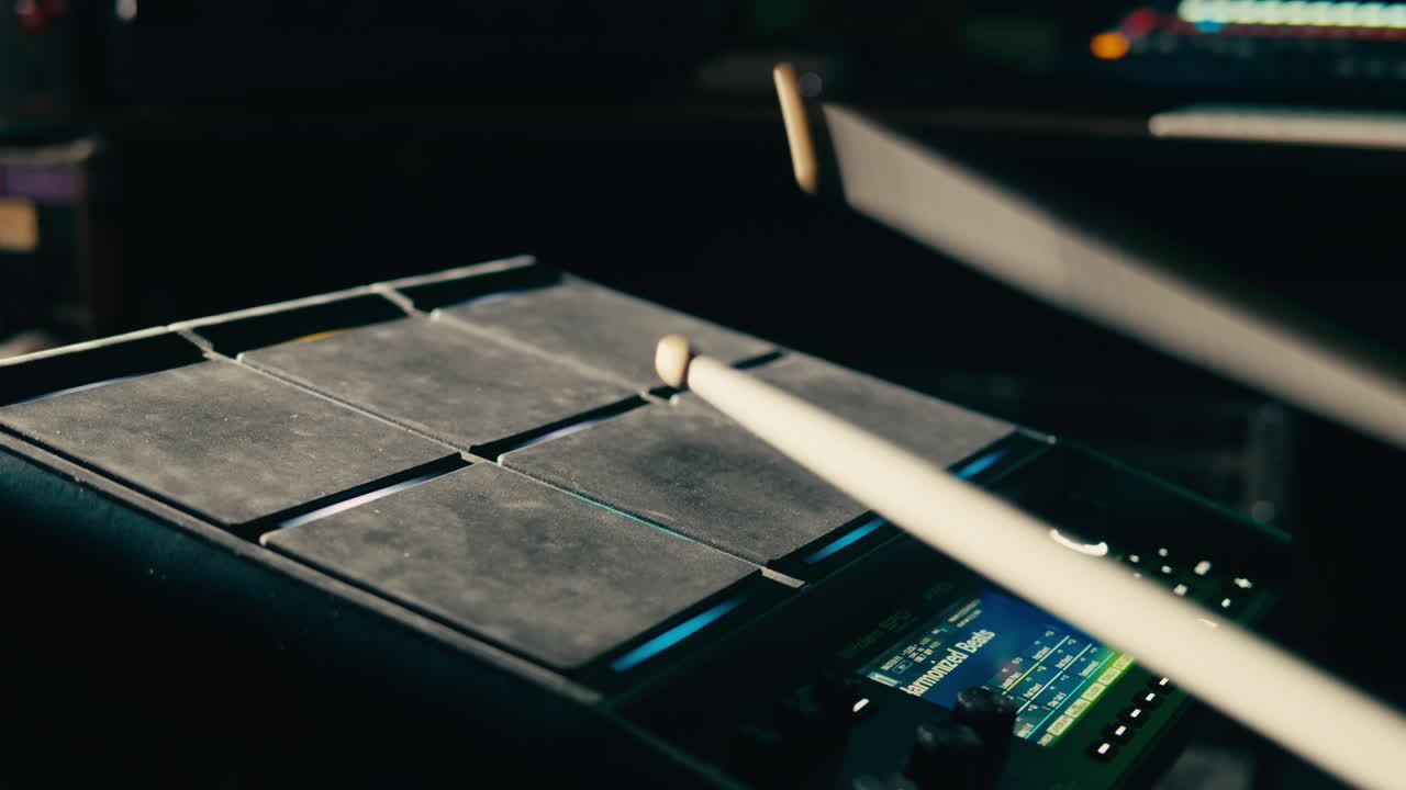 드럼 연주자는 음악 스튜디오에서 전자 드럼 키트를 연주하고, 리허설실에서 사운드 엔지니어와 함께 음악을 녹음합니다. 타악기 드럼 악기를 연주하는 수업. 록 음악 콘서트.