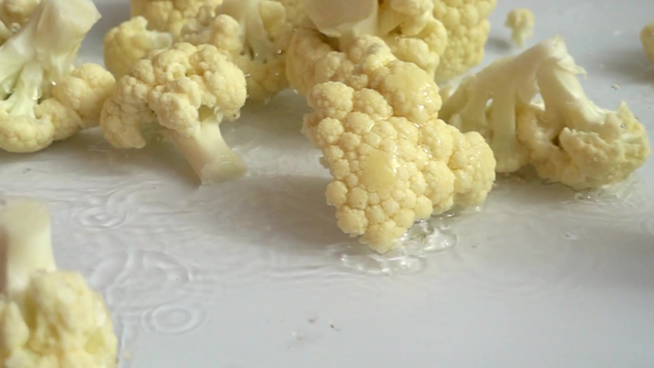 Cavolfiore maturo e schizzi d'acqua