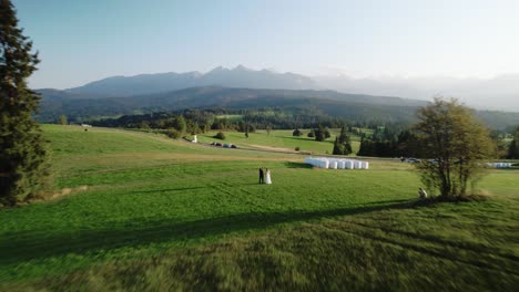 Atemberaubende-4K-Luftaufnahme-Eines-Jungen-Paares-Beim-Laufen-Und-Bewundern-Der-Berglandschaft-In-Polen