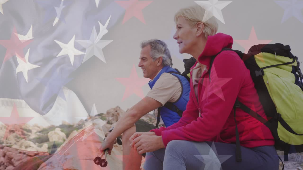 animación de la bandera de los estados unidos de américa sobre una pareja de ancianos haciendo una pausa de senderismo en las montañas