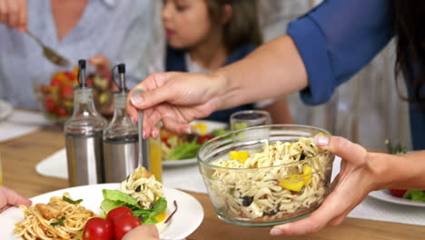 Una-Madre-Llevando-Comida-A-Su-Familia