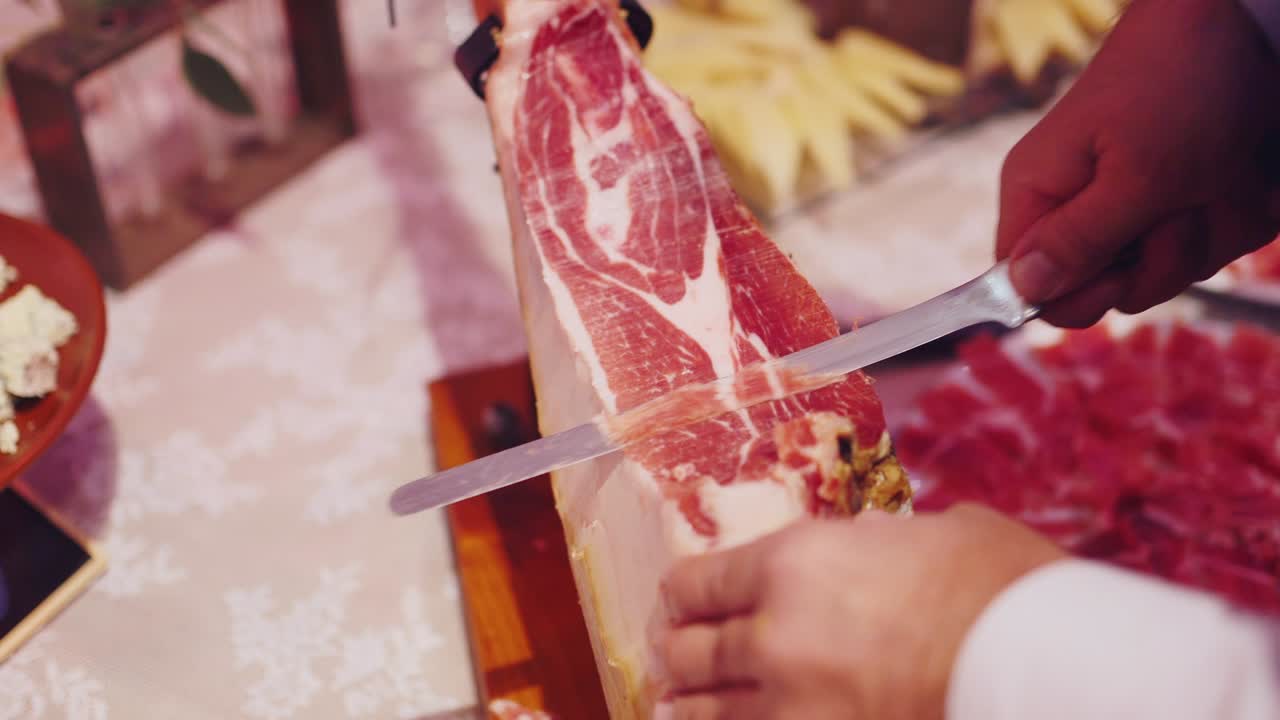 hombre corta jamón en rodajas finas