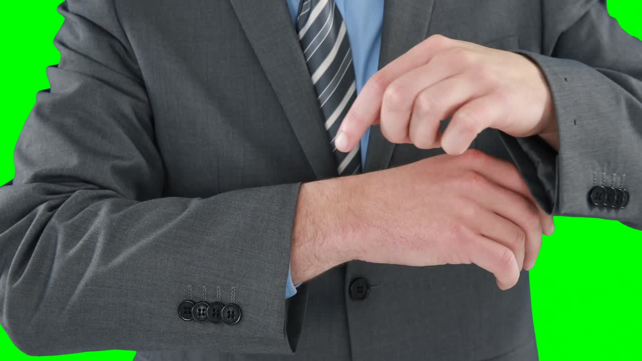 스마트 시계를 사용하는 척하는 사업가의 중간 섹션