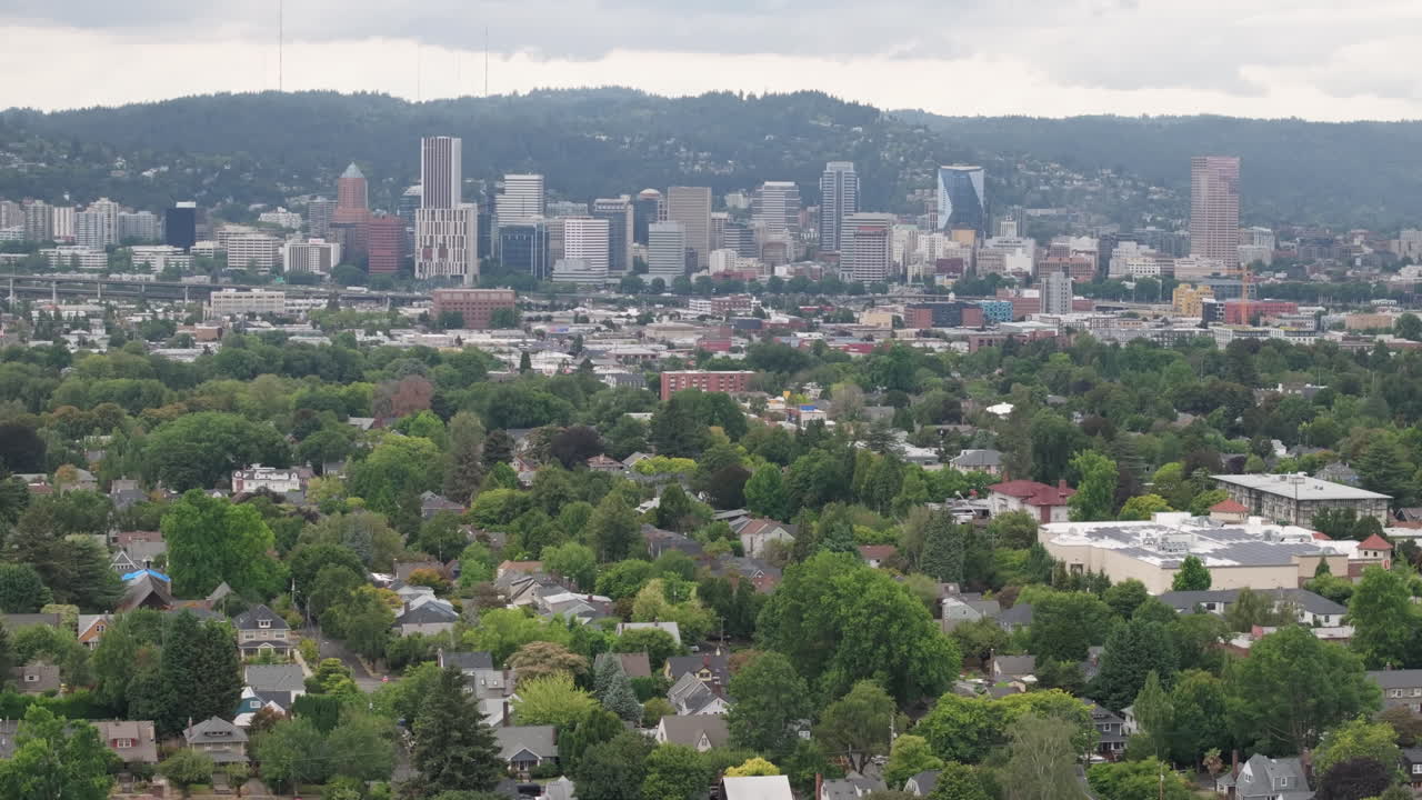 포틀랜드 동쪽에서 촬영된 사진으로 시내를 바라보고 있습니다.