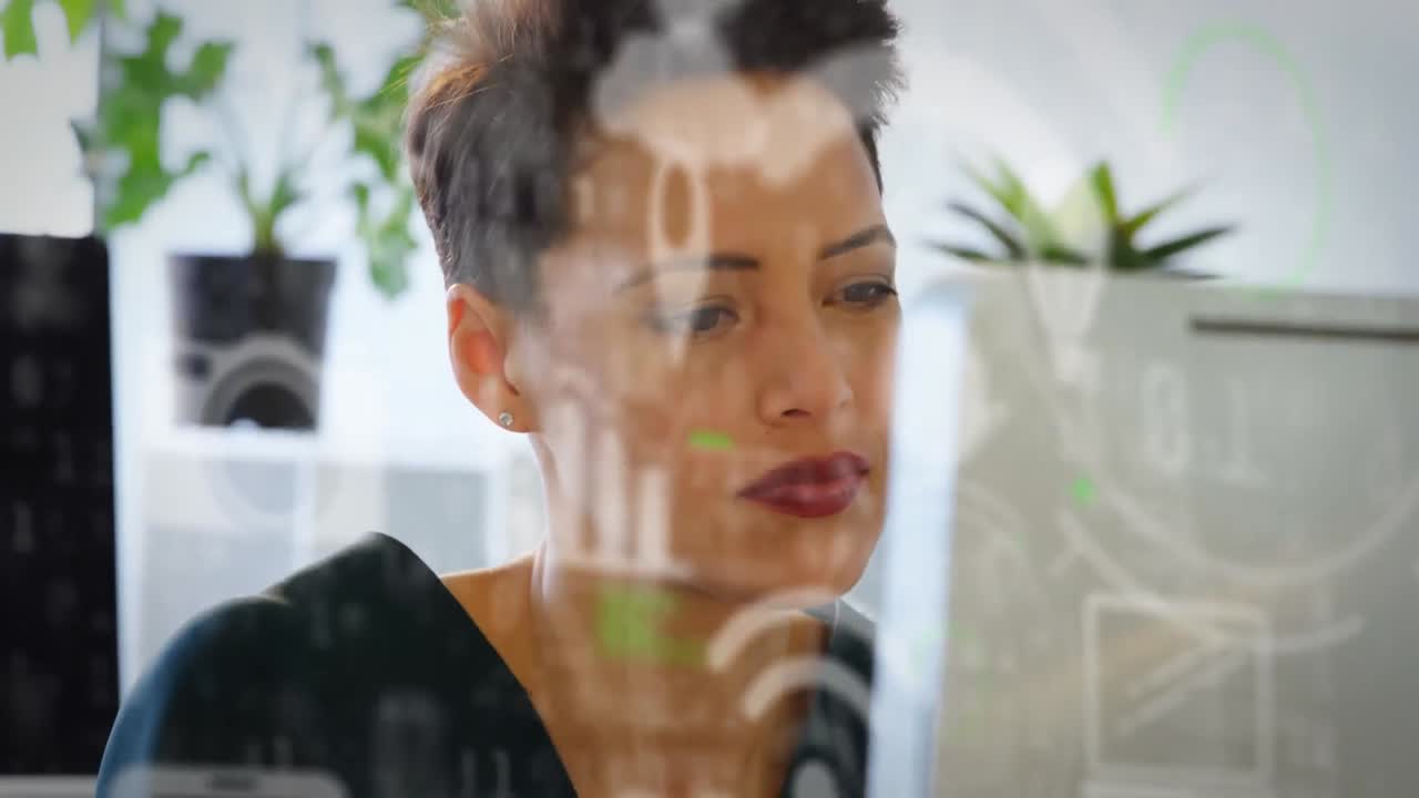 animación de una red de iconos digitales sobre una mujer de negocios utilizando una computadora
