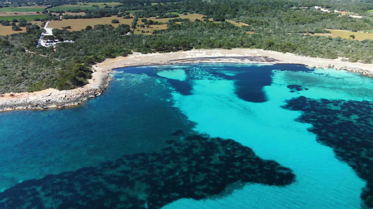 Filmisk dronepanorering ud fra Menorcas hvide sandstrand for at afsløre et stort revsystem