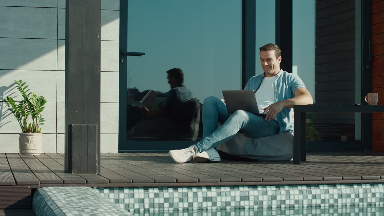 hombre tranquilo agitando la mano en la conversación de computadora portátil. hombre de negocios casual usando computadora portátil