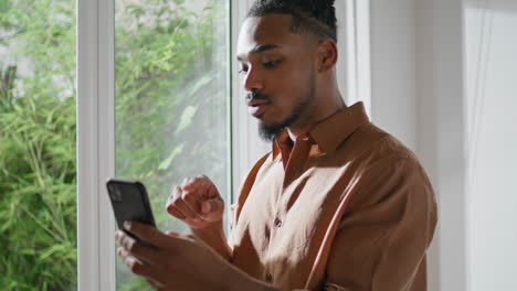 serious freelancer llamada virtual móvil de primer plano. tío afroamericano explicando
