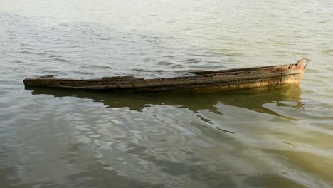 Barco-Roto-En-Medio-De-Un-Lago