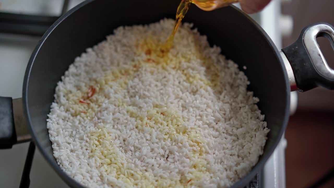 añadir azafrán al pilaf para el aroma y el sabor