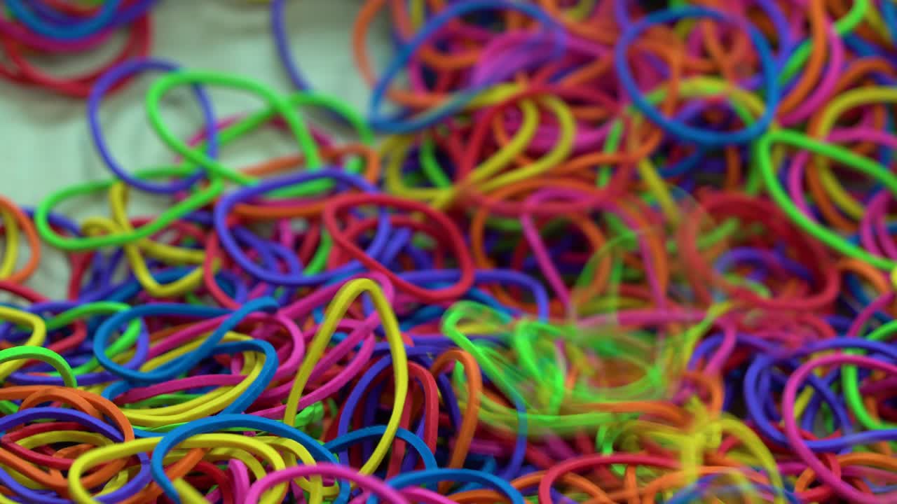 muchas bandas de goma multicolores, cayeron en la pila de goma de colores.