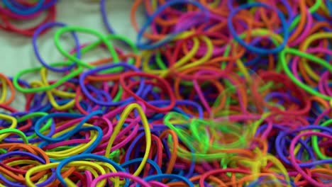 molte strisce di gomma multicolori, sono cadute nel mucchio di gomma colorata.